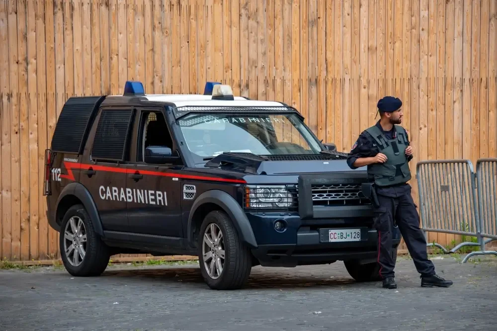 Carabiniere in servizio appoggiato al fuoristrada dei Carabinieri durante un presidio
