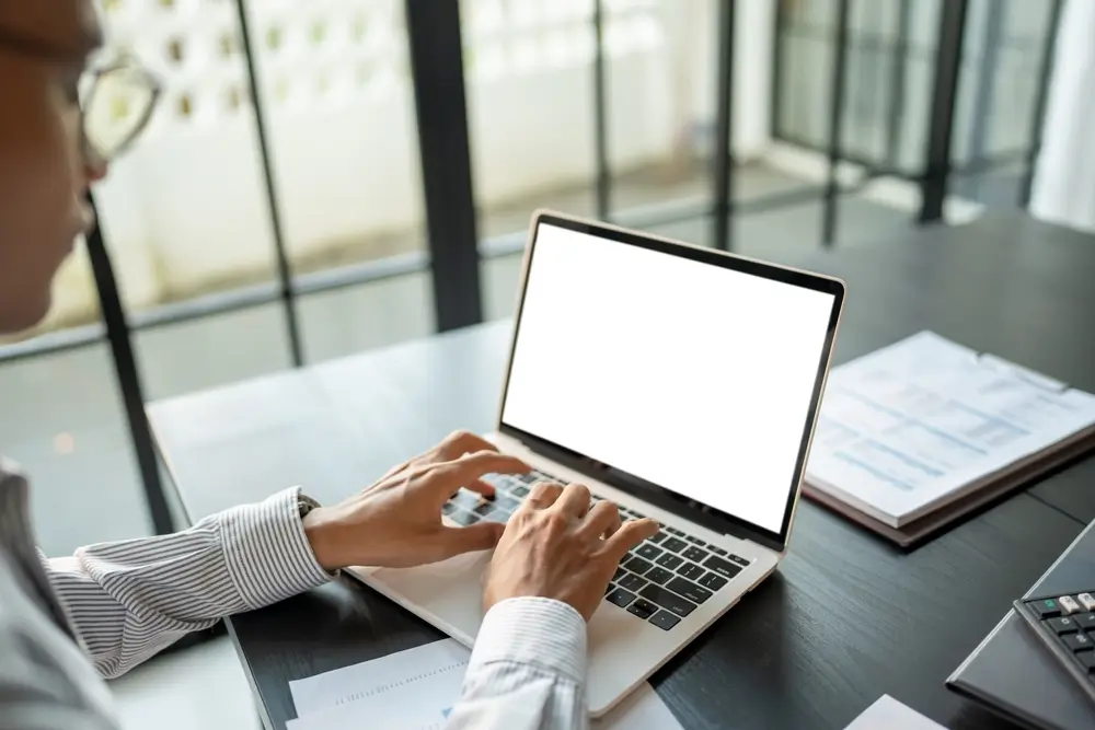 Candidato che utilizza un laptop per completare l'iscrizione a un concorso pubblico online.