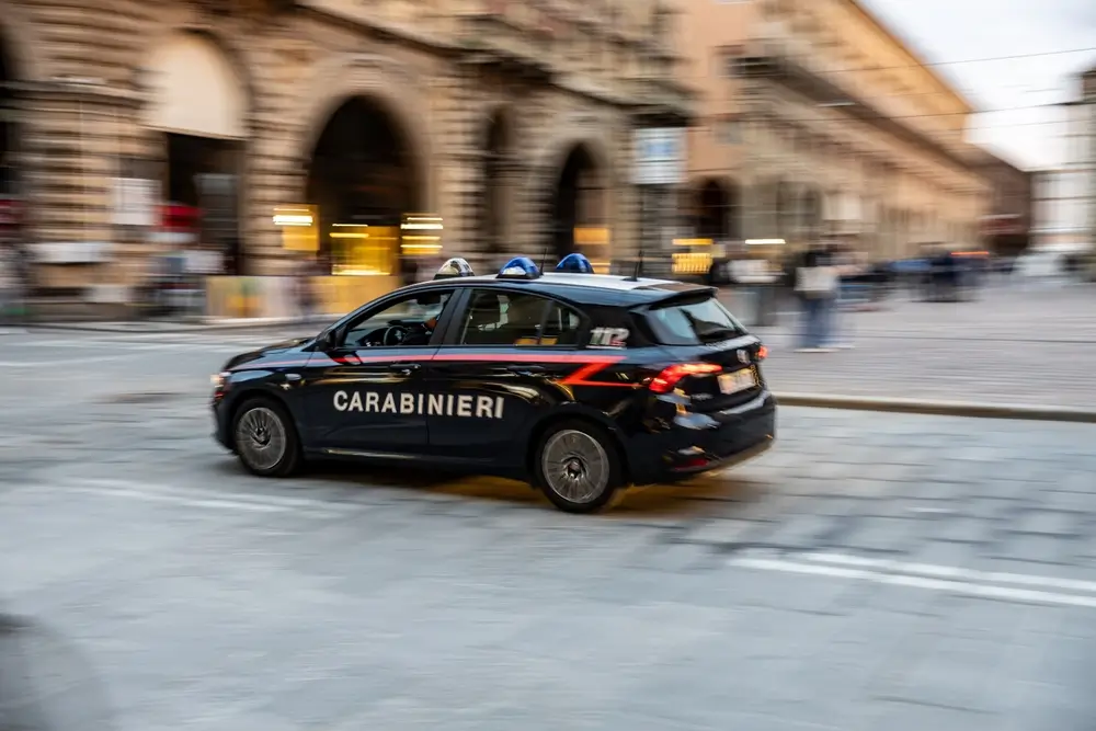 Auto dei Carabinieri in servizio di pattuglia per il controllo del territorio e la pubblica sicurezza in città.