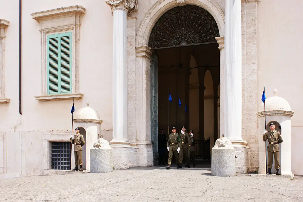 Ingresso monumentale della caserma militare Salvo D'Acquisto a Roma con soldati di guardia davanti al grande portone.