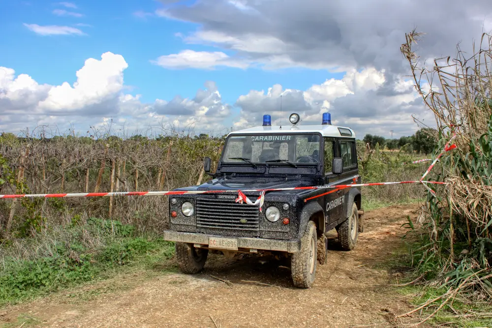 Fuoristrada dei Carabinieri Forestali parcheggiato in un'area rurale per il controllo e il presidio del territorio.