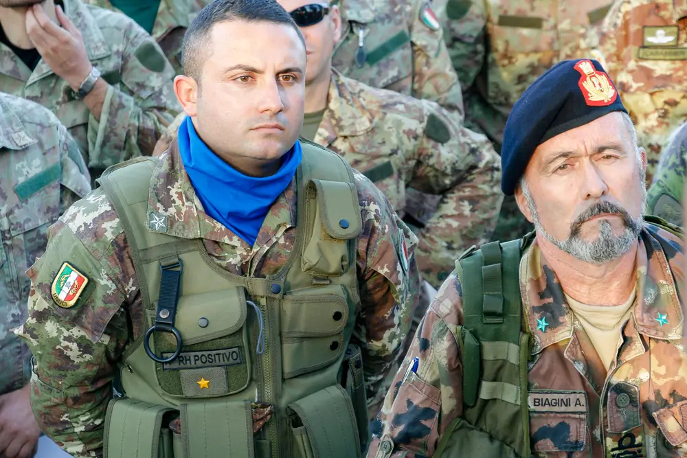 Militari dei Carabinieri in divisa mimetica durante un corso di formazione professionale per allievi sovrintendenti.