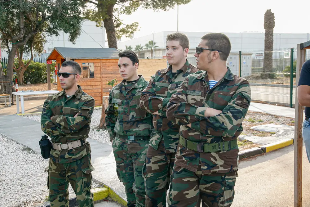 Reclute in divisa mimetica durante l'addestramento e la formazione militare dei Carabinieri.