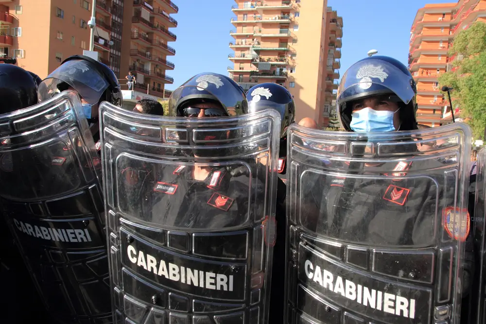 Carabinieri con equipaggiamento tattico e scudi antisommossa durante un addestramento militare operativo.