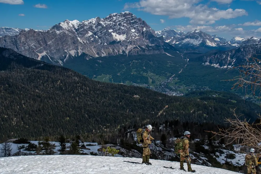 Addestramento dei Carabinieri Forestali in alta montagna sulla neve per un modulo di formazione specialistica outdoor.