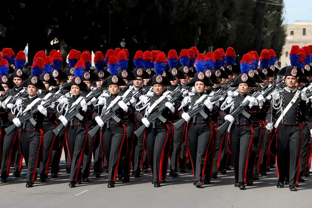 Schieramento di Carabinieri in alta uniforme durante una sfilata militare ufficiale dell'Arma dei Carabinieri.