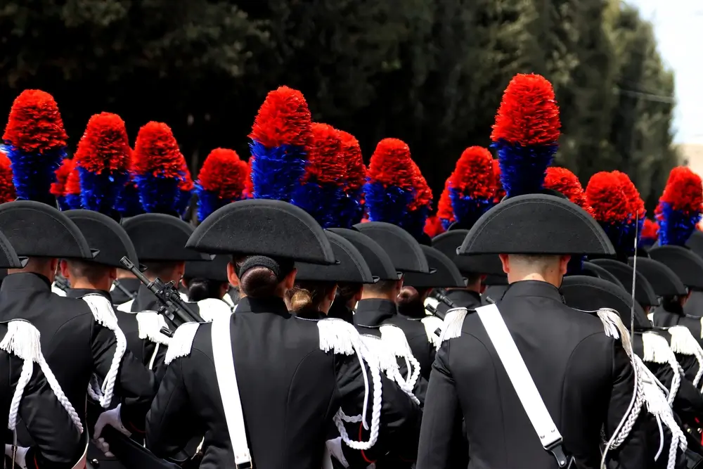 Allievi Carabinieri in alta uniforme per il giuramento solenne, tra l'orgoglio di famiglie e pubblico presente.
