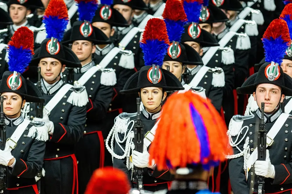 Allievi carabinieri in divisa militare storica durante una cerimonia per il concorso nazionale nell'Arma.