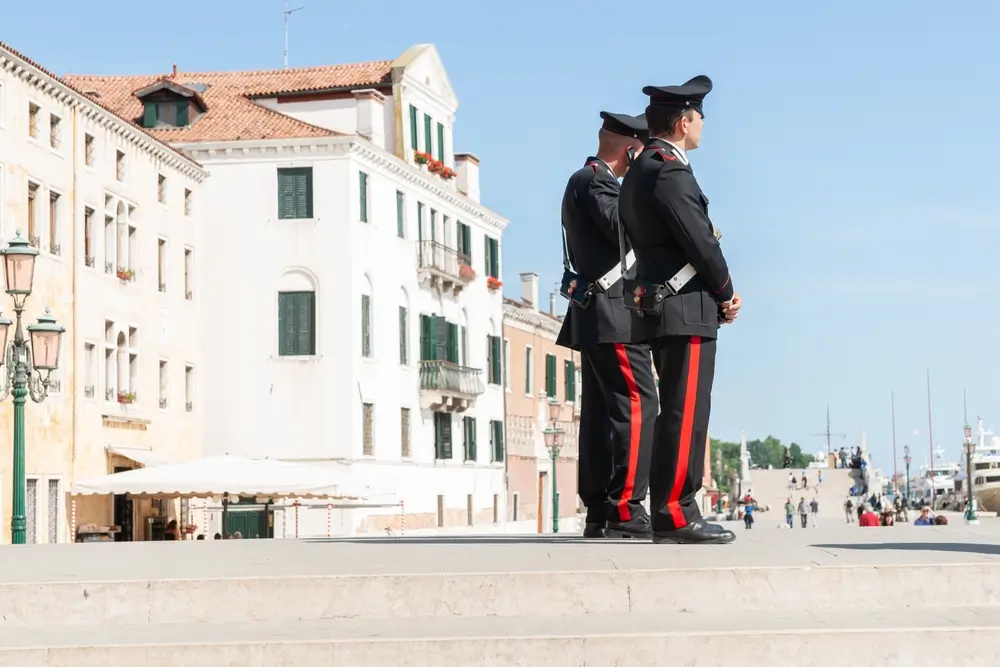 Due carabinieri in divisa pronti per le fasi di selezione dei candidati al concorso presso il centro di reclutamento.