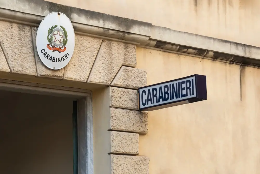 Insegna e stemma ufficiale all'ingresso di una stazione dei Carabinieri, sede di servizio per carabinieri e allievi.
