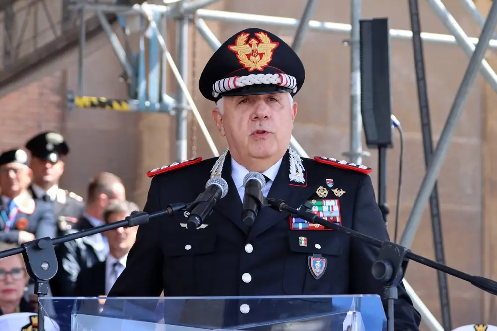 Ufficiale dei Carabinieri in divisa da cerimonia parla al microfono durante un discorso ufficiale del CNSR.