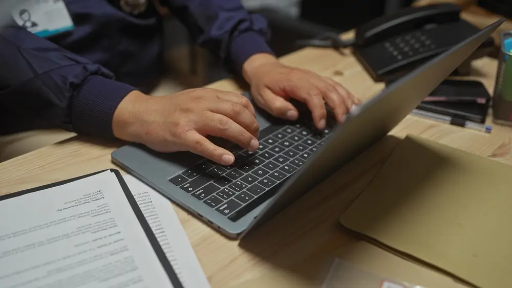 Carabiniere in ufficio che utilizza un computer per la domanda online del concorso 2026.