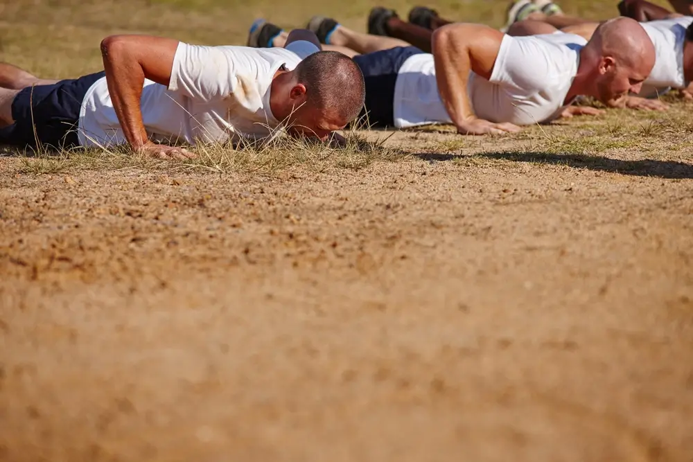 Candidati impegnati in un fitness test di push ups per l'allenamento ai test fisici del concorso Carabinieri.