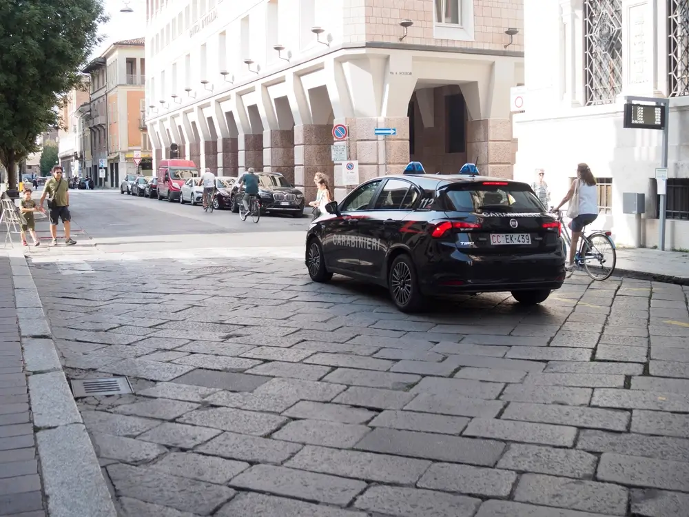 Gazzella dei Carabinieri in pattuglia urbana su una strada del centro, simbolo del servizio quotidiano nell'Arma.