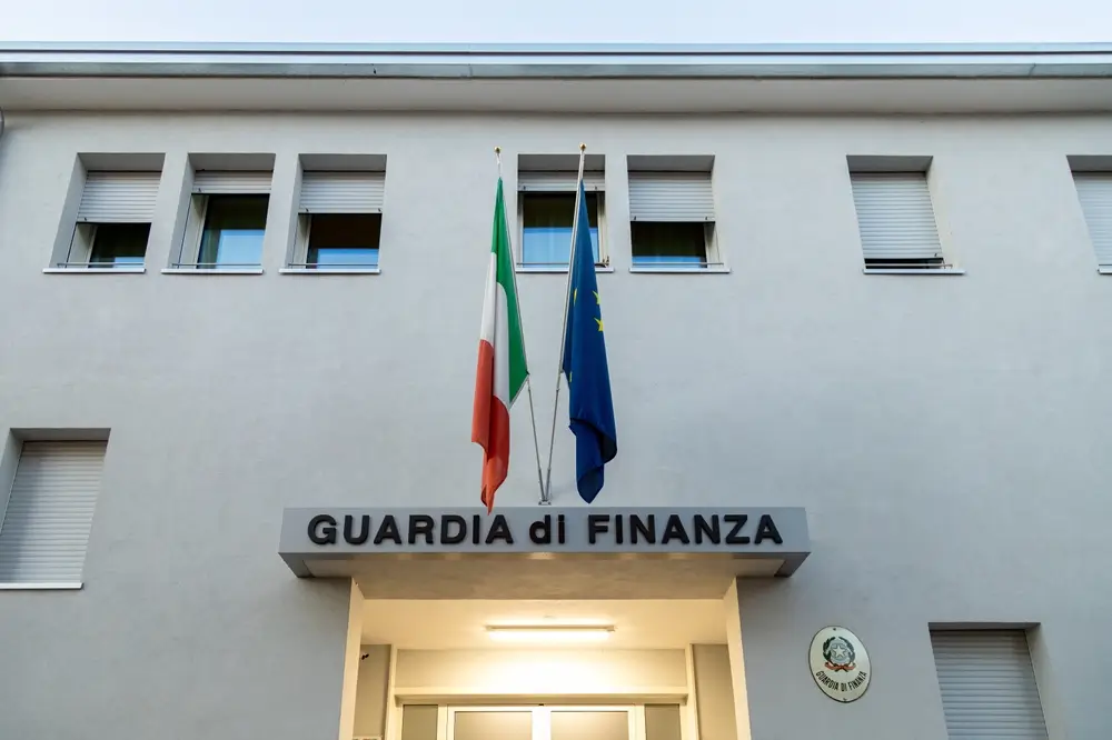 Ingresso di una caserma con bandiere, sede per l'addestramento militare di allievi carabinieri e giovani soldati.