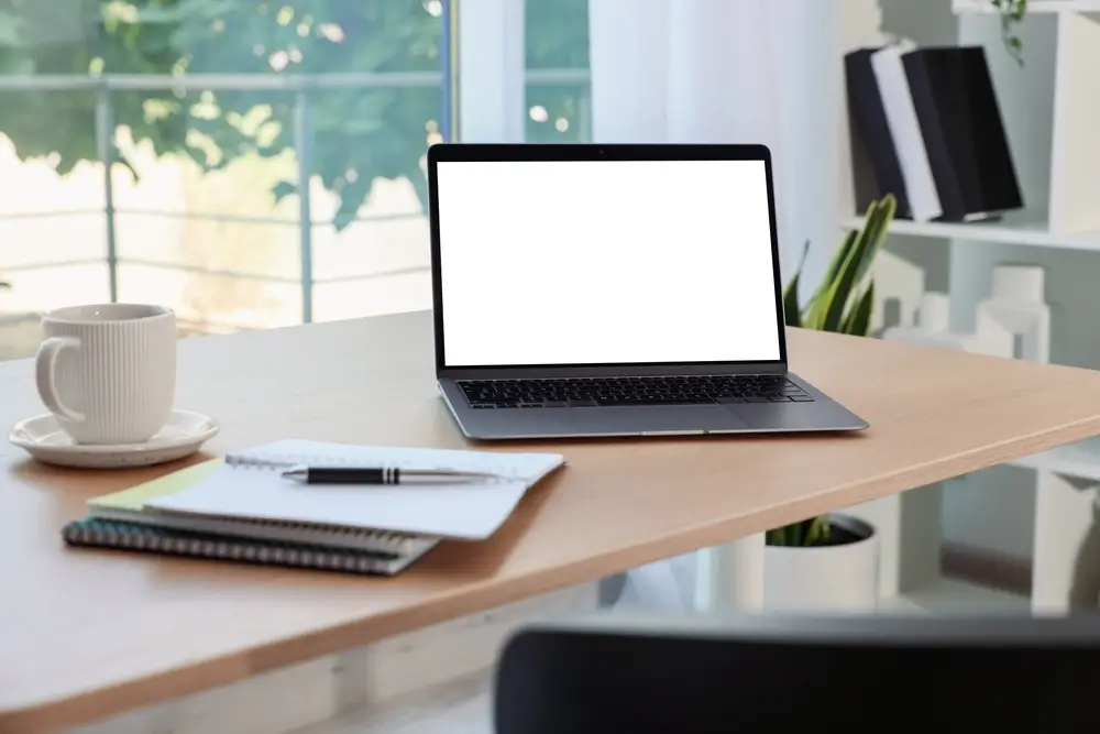 Computer portatile su una scrivania da studio con appunti, ideale per consultare online la banca dati del concorso.