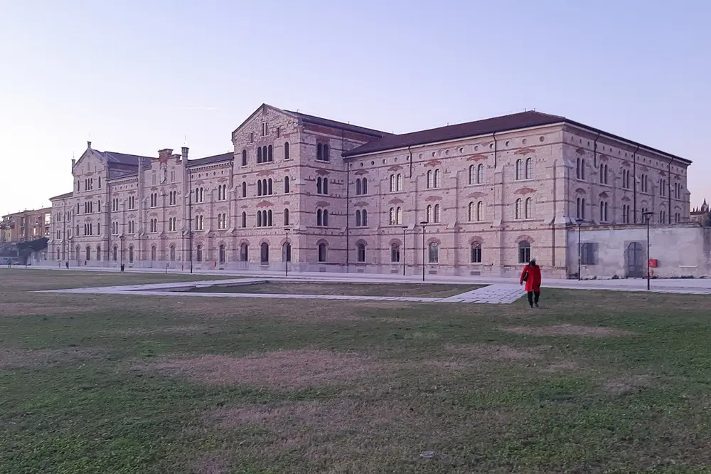 Edificio militare storico della Scuola Marescialli e Brigadieri di Firenze con ampio prato in primo piano.