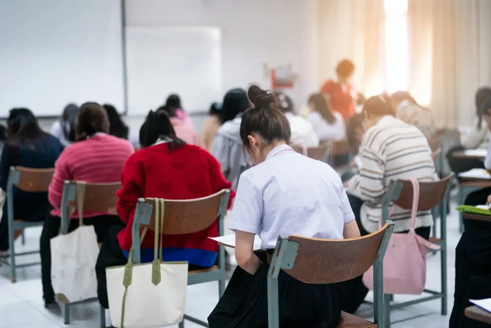 Giovani candidati in aula durante la sessione di test del concorso pubblico per Allievi Carabinieri.
