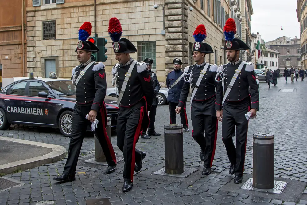Militari in uniforme dei Carabinieri con pennacchio rosso e blu, un traguardo per i futuri allievi dell'Arma.