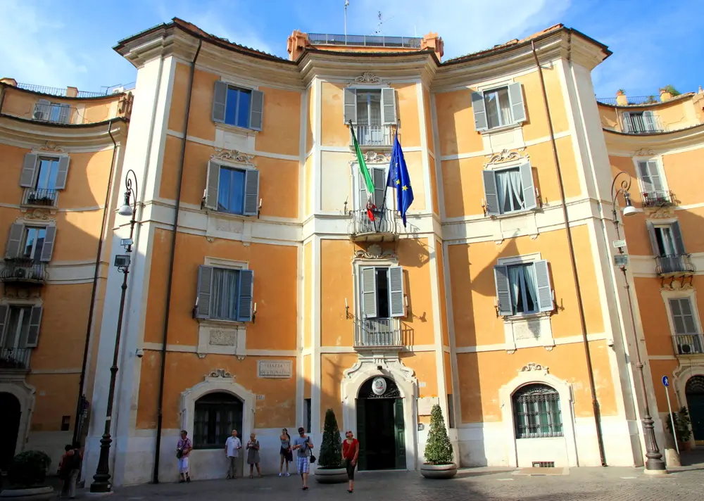 Facciata della scuola Carabinieri con bandiere istituzionali, sede dei concorsi pubblici per l'accesso nell'Arma.