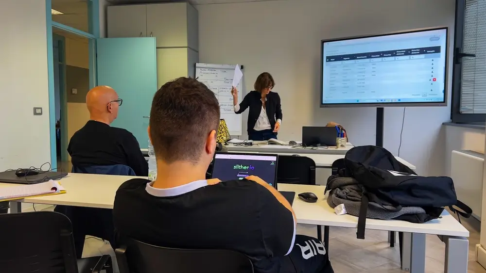 Aula nella caserma della Scuola Marescialli di Firenze con candidati e docente durante gli accertamenti attitudinali.